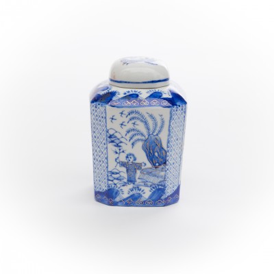 Herbatnica z orientalnymi scenami. Porcelana chińska. XIX wiek.